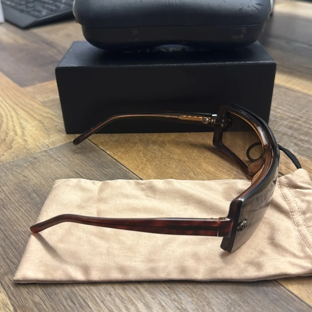 CHANEL Tortoise Sunglasses - Picture 5 of 12